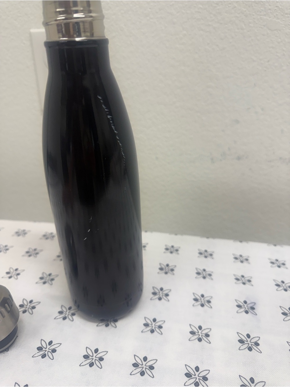 Insulated Black Stainless Steel Water Bottle - Sleek Hydration